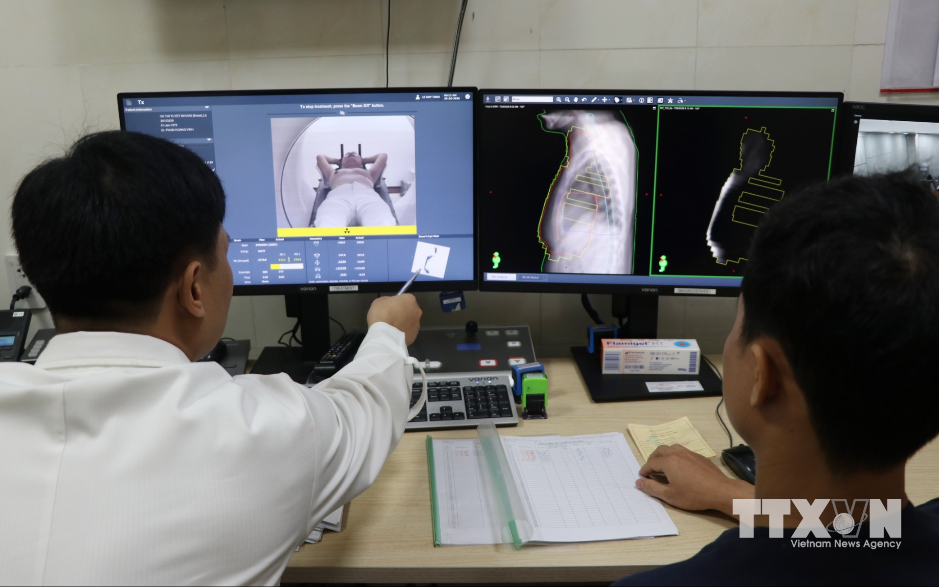 Để đảm bảo an toàn bức xạ, các bác sĩ, kỹ thuật viên được bố trí phòng ngoài để theo dõi liều chiếu xạ cho bệnh nhân. (Ảnh: Lê Xuân/TTXVN)